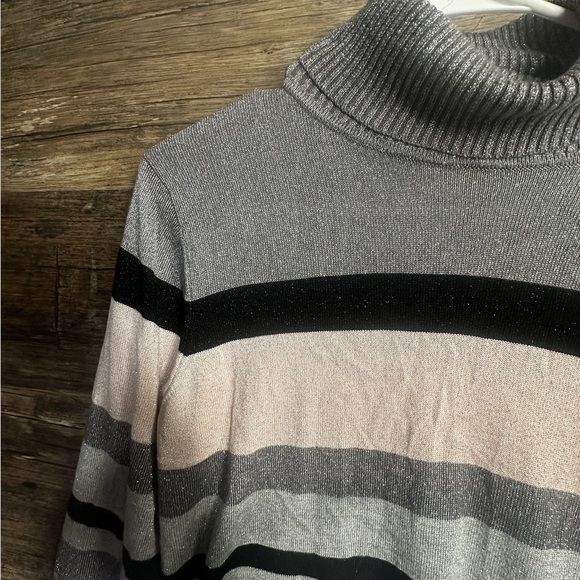 Joseph A Gray Black Turtleneck Sweater with Cowl Design - Picture 5 of 10